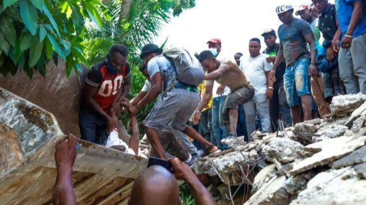 Gobiernos ofrecen apoyos a Haití tras sismo